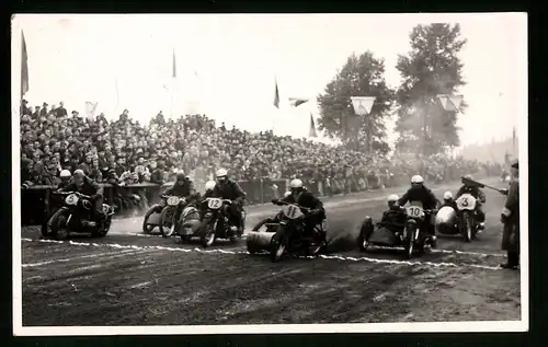 18 Fotografien Weissgärber, Senftenberg, DDR-Motorradrennen Lausitzring, Speedway / Sandbahnrennen mit Seitenwagen