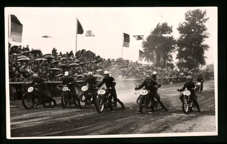 18 Fotografien Weissgärber, Senftenberg, DDR-Motorradrennen Lausitzring, Speedway / Sandbahnrennen mit Seitenwagen 13