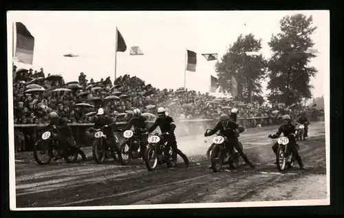 18 Fotografien Weissgärber, Senftenberg, DDR-Motorradrennen Lausitzring, Speedway / Sandbahnrennen mit Seitenwagen