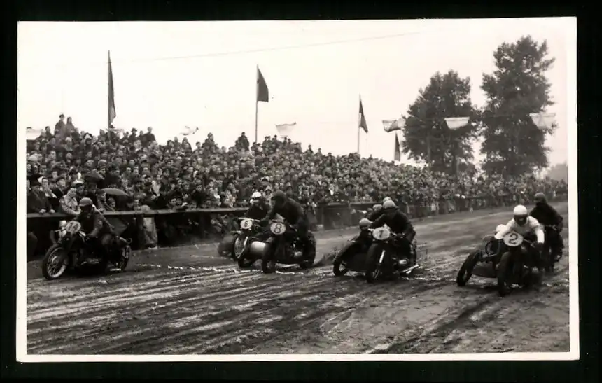 18 Fotografien Weissgärber, Senftenberg, DDR-Motorradrennen Lausitzring, Speedway / Sandbahnrennen mit Seitenwagen 14