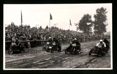 18 Fotografien Weissgärber, Senftenberg, DDR-Motorradrennen Lausitzring, Speedway / Sandbahnrennen mit Seitenwagen