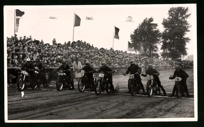 18 Fotografien Weissgärber, Senftenberg, DDR-Motorradrennen Lausitzring, Speedway / Sandbahnrennen mit Seitenwagen 15