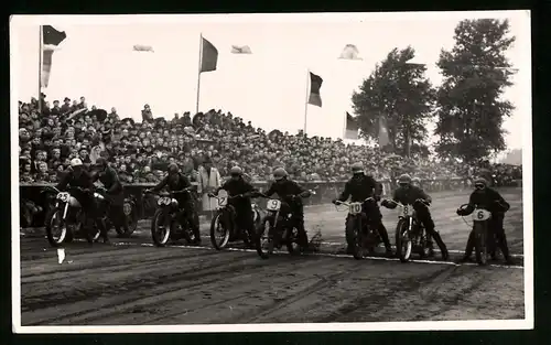 18 Fotografien Weissgärber, Senftenberg, DDR-Motorradrennen Lausitzring, Speedway / Sandbahnrennen mit Seitenwagen