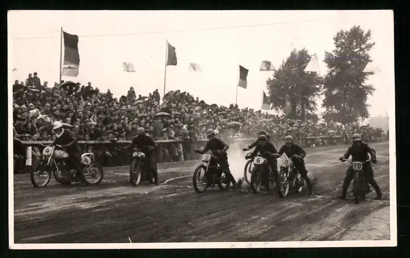 18 Fotografien Weissgärber, Senftenberg, DDR-Motorradrennen Lausitzring, Speedway / Sandbahnrennen mit Seitenwagen 16