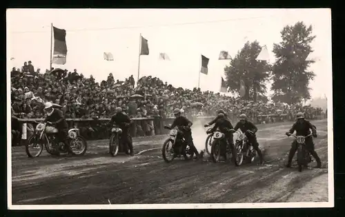 18 Fotografien Weissgärber, Senftenberg, DDR-Motorradrennen Lausitzring, Speedway / Sandbahnrennen mit Seitenwagen