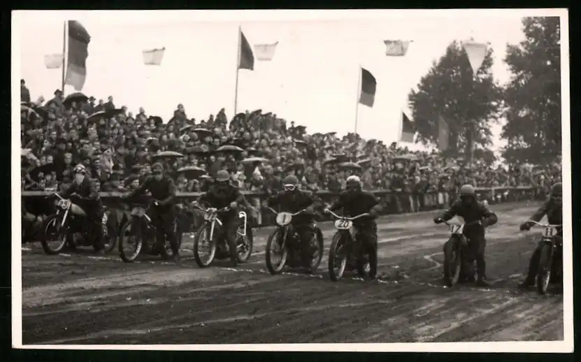 18 Fotografien Weissgärber, Senftenberg, DDR-Motorradrennen Lausitzring, Speedway / Sandbahnrennen mit Seitenwagen 17