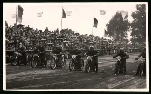 18 Fotografien Weissgärber, Senftenberg, DDR-Motorradrennen Lausitzring, Speedway / Sandbahnrennen mit Seitenwagen