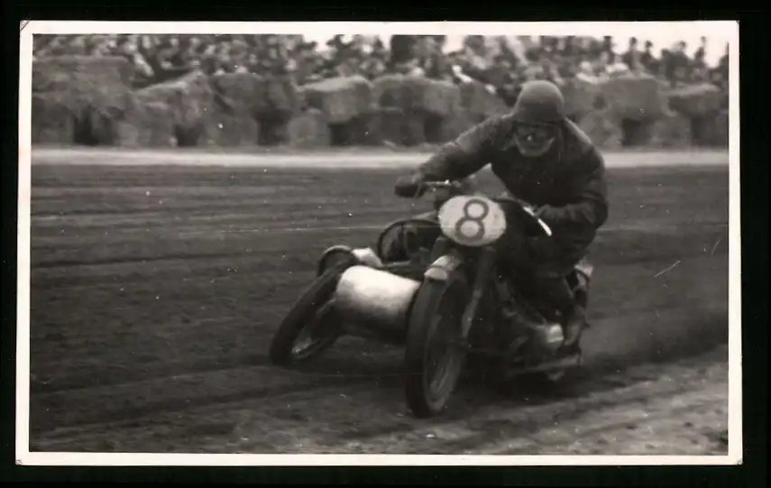 18 Fotografien Weissgärber, Senftenberg, DDR-Motorradrennen Lausitzring, Speedway / Sandbahnrennen mit Seitenwagen 3
