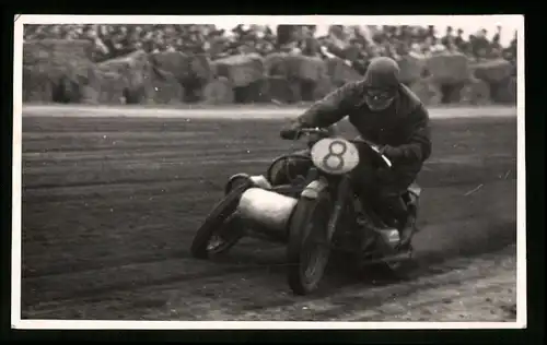 18 Fotografien Weissgärber, Senftenberg, DDR-Motorradrennen Lausitzring, Speedway / Sandbahnrennen mit Seitenwagen