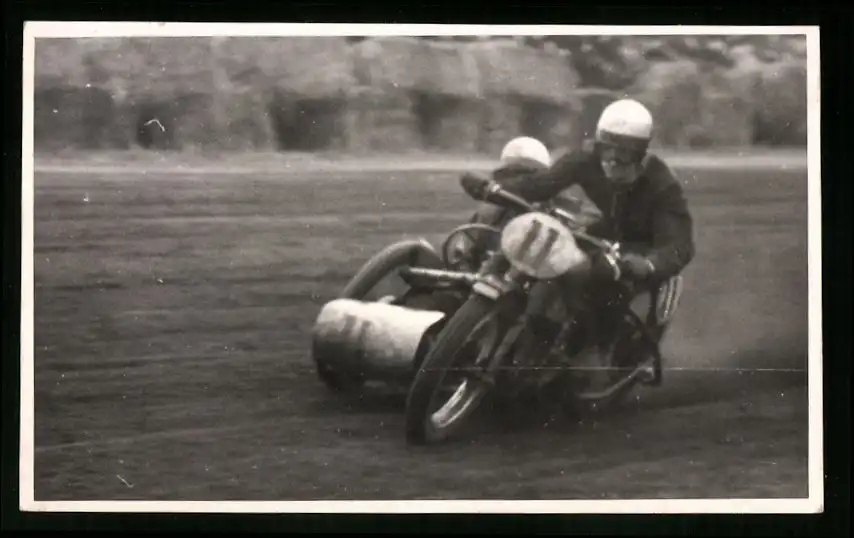 18 Fotografien Weissgärber, Senftenberg, DDR-Motorradrennen Lausitzring, Speedway / Sandbahnrennen mit Seitenwagen 4