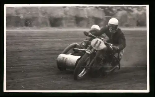 18 Fotografien Weissgärber, Senftenberg, DDR-Motorradrennen Lausitzring, Speedway / Sandbahnrennen mit Seitenwagen