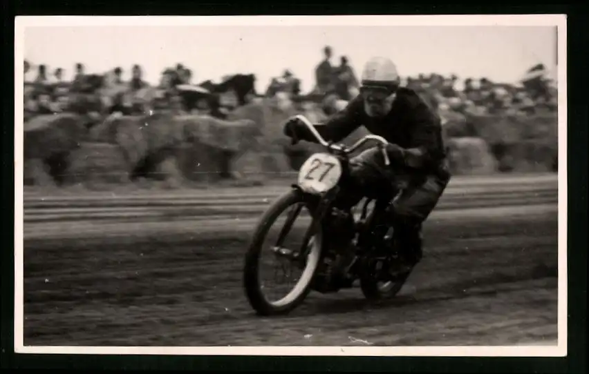 18 Fotografien Weissgärber, Senftenberg, DDR-Motorradrennen Lausitzring, Speedway / Sandbahnrennen mit Seitenwagen 5