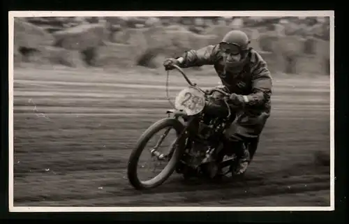 18 Fotografien Weissgärber, Senftenberg, DDR-Motorradrennen Lausitzring, Speedway / Sandbahnrennen mit Seitenwagen