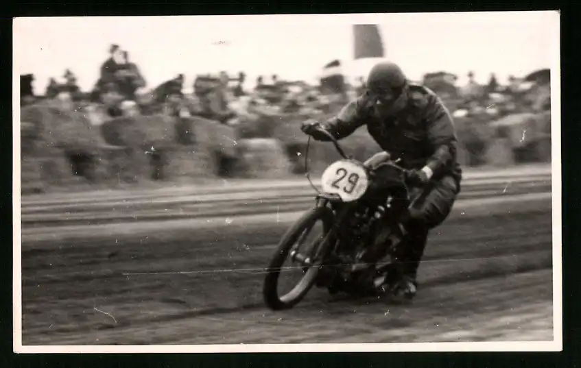 18 Fotografien Weissgärber, Senftenberg, DDR-Motorradrennen Lausitzring, Speedway / Sandbahnrennen mit Seitenwagen 7