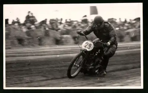 18 Fotografien Weissgärber, Senftenberg, DDR-Motorradrennen Lausitzring, Speedway / Sandbahnrennen mit Seitenwagen