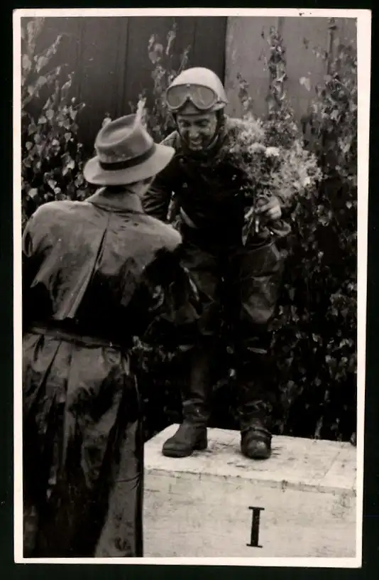 18 Fotografien Weissgärber, Senftenberg, DDR-Motorradrennen Lausitzring, Speedway / Sandbahnrennen mit Seitenwagen 8