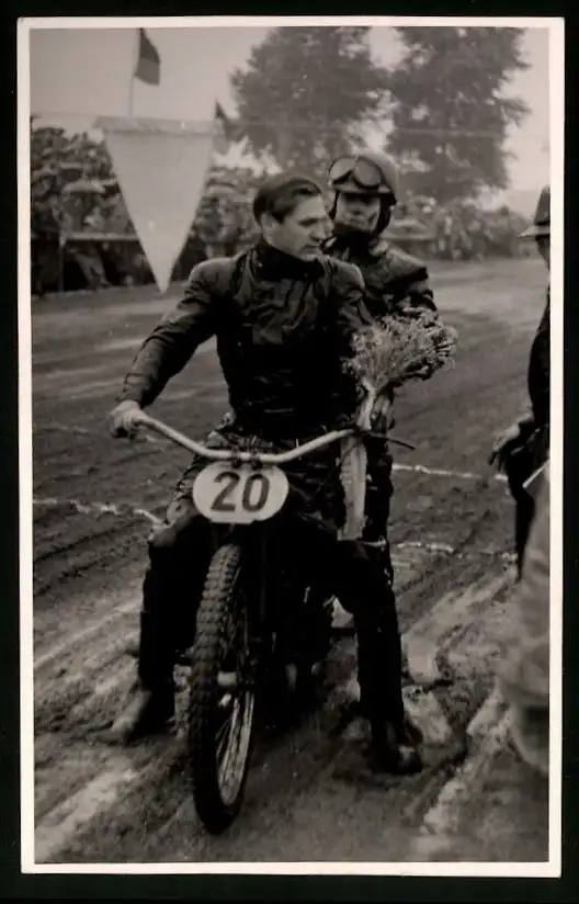 18 Fotografien Weissgärber, Senftenberg, DDR-Motorradrennen Lausitzring, Speedway / Sandbahnrennen mit Seitenwagen 9