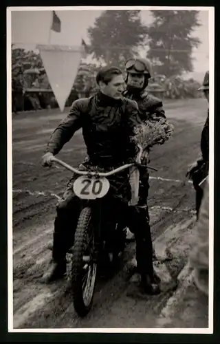 18 Fotografien Weissgärber, Senftenberg, DDR-Motorradrennen Lausitzring, Speedway / Sandbahnrennen mit Seitenwagen