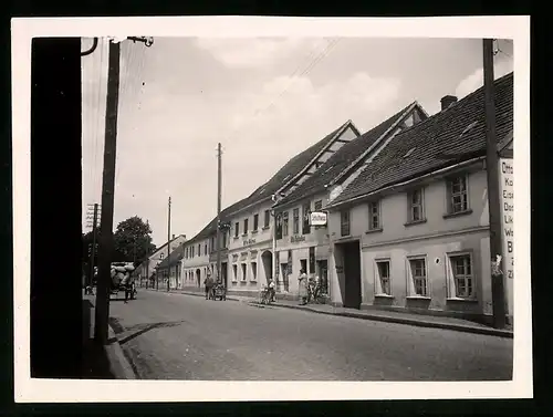 2 Fotografien unbekannter Fotograf, Ansicht Baruth / Mark, Strassenansicht mit Gasthaus von Otto Schulze, Schultheiss Bi