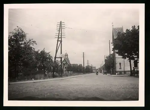 2 Fotografien unbekannter Fotograf, Ansicht Baruth / Mark, Strassenansicht mit Gasthaus von Otto Schulze, Schultheiss Bi