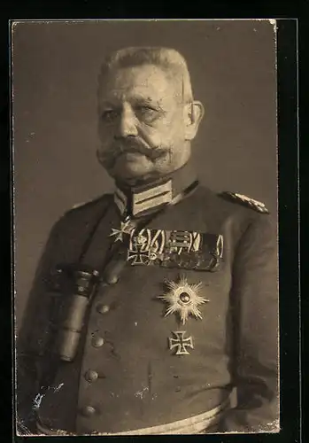 AK Portrait des Reichspräsidenten Paul von Hindenburg in Uniform mit Fernglas