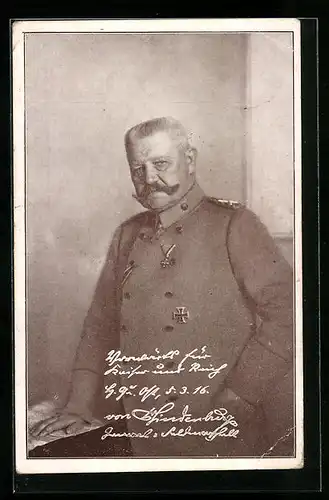AK Paul von Hindenburg, der Generalfeldmarschall mit Eisernem Kreuz in seiner Stube