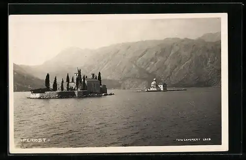 AK Perast, Zwei kleine Inseln mit Kapellen