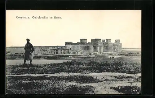 AK Constanza, Getreidesilos am Hafen, Soldat in Uniform