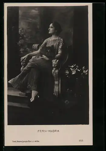 AK Schauspielerin Fern Andra mit Schosshund