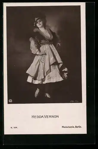 AK Schauspielerin Hedda Vernon mit Pelzweste posierend