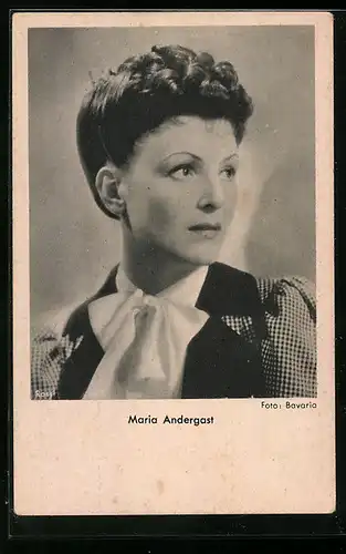 AK Schauspielerin Maria Andergast mit kurzen Haaren und einer Schleife