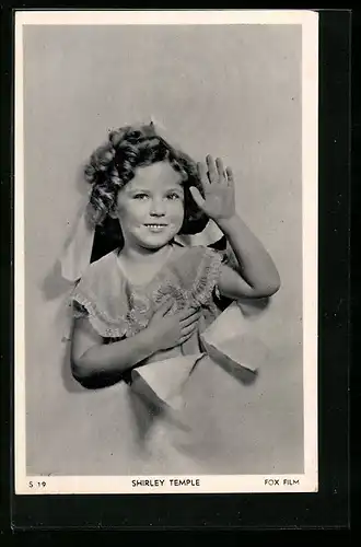 AK Schauspielerin Shirley Temple als süsses Mädchen mit der Hand winkend