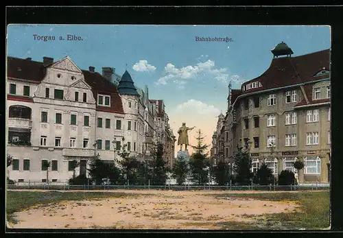 AK Torgau a. Elbe, Bahnhofstrasse mit Denkmal