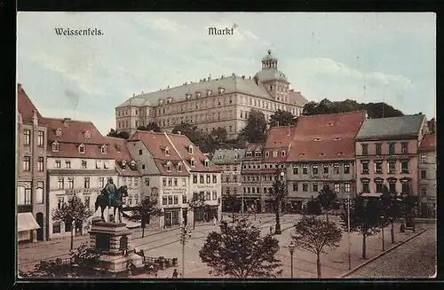 AK Weissenfels, Partie am Markt mit Denkmal und Blick zum Schloss