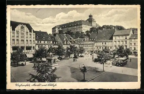 AK Weissenfels, Partie am Markt mit Schloss und Geschäften, Reiterdenkmal