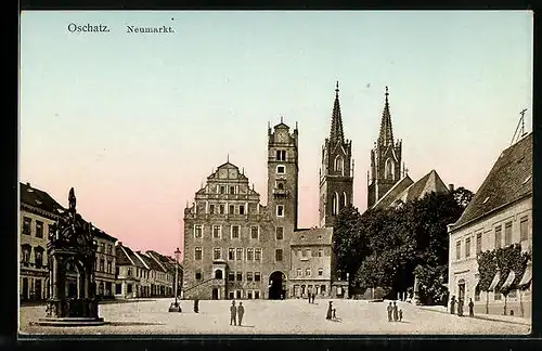 AK Oschatz, Blick auf den Neumarkt mit Rathaus und Kirche