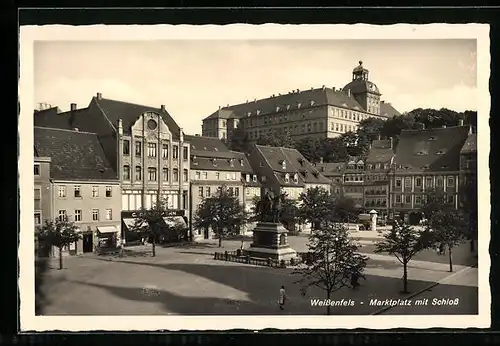 AK Weissenfels, Marktplatz mit Geschäft, Schloss und Denkmal