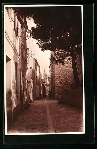 AK Rab, Strassenpartie mit Blick zum Kirchturm