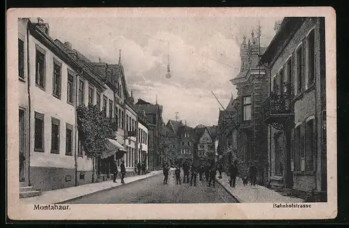 AK Montabaur, Bahnhofstrasse mit Passanten