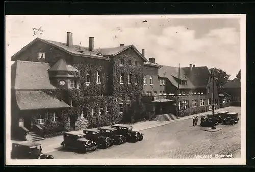 AK Neuwied, Bahnhof mit Autos