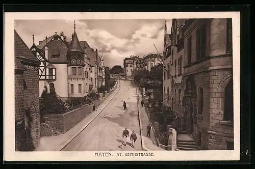 AK Mayen, St. Veithstrasse mit Passanten