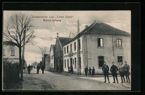 AK Moers-Asberg, Strassenpartie mit Soldatengruppe und Gasthaus Vater Rhein