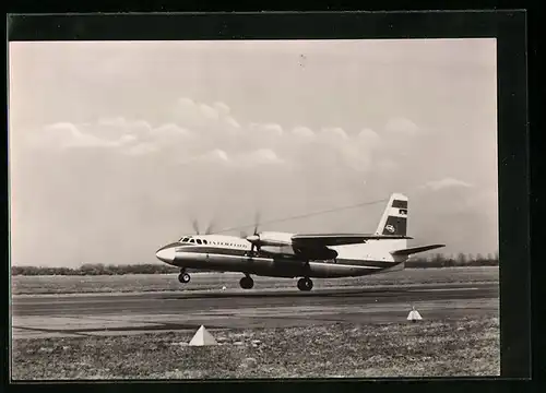 AK Flugzeug Turbopop AN-24 von der Fluggesellschaft Interflug