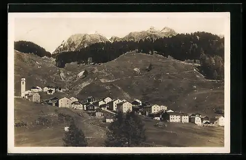 AK Sur im Oberhalbstein, Ortsansicht mit Bergkette