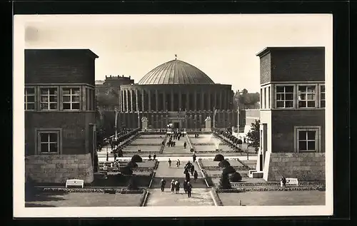 AK Düsseldorf, Rheinhalle, Planetarium mit Ehrenhof