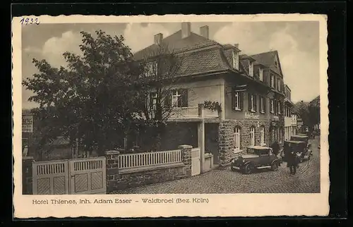 AK Waldbroel /Bez. Köln, Hotel-Restaurant Thienes, Strassenansicht mit Autos