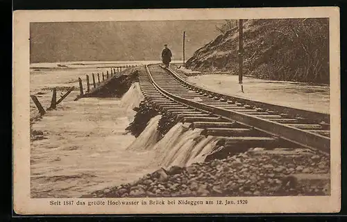AK Brück bei Nideggen, Hochwasser 1920, Soldat am Bahngleis