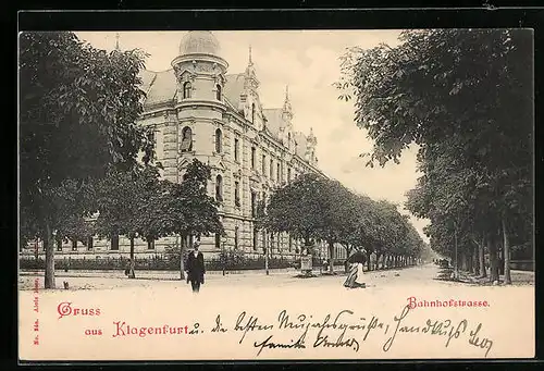 AK Klagenfurt, Bahnhofstrasse mit Passanten