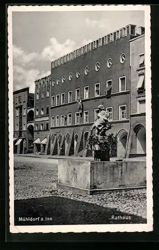AK Mühldorf a. Inn, Partie am Rathaus mit Brunnen