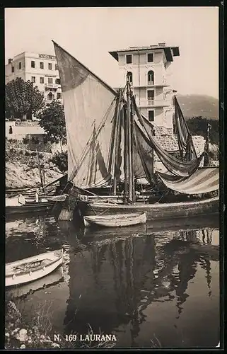 AK Laurana, Blick vom Hafen zum Hotel Königsvilla